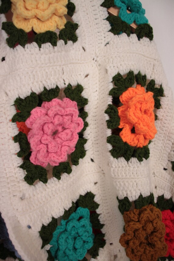 vtg granny square shawl // roses // fringe hem - image 9