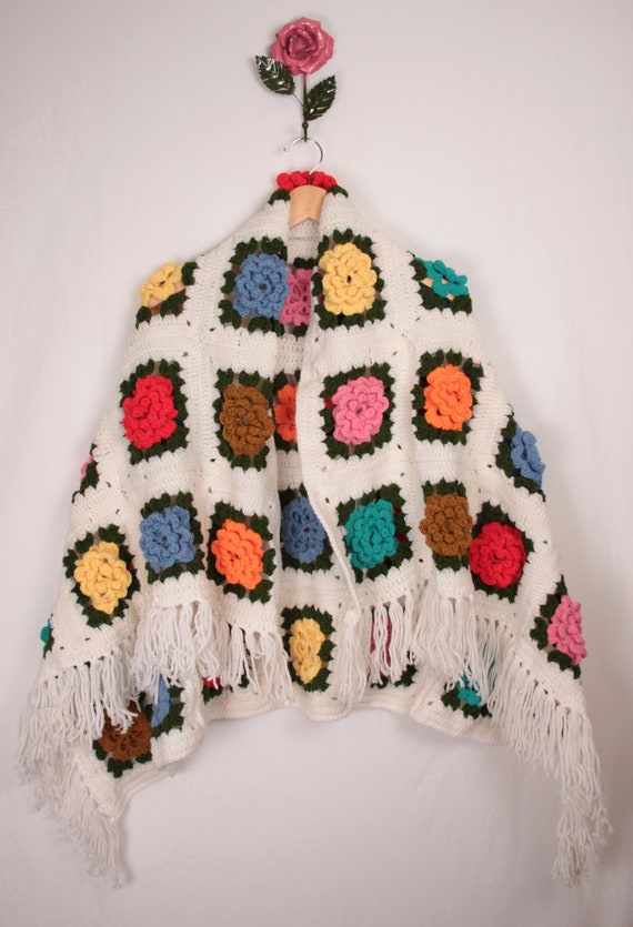 vtg granny square shawl // roses // fringe hem - image 7