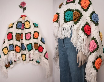 vtg granny square shawl // roses // fringe hem