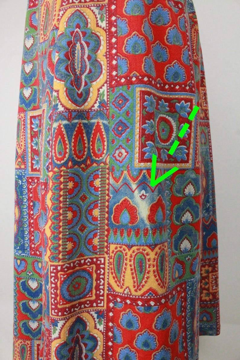 K&ouml;nnte beinhalten: Ein roter, blauer, gr&uuml;ner und gelber Patchwork-Stoff mit Paisley-Muster. Der Stoff hat verschiedene Designs und Formen.