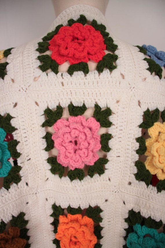vtg granny square shawl // roses // fringe hem - image 5