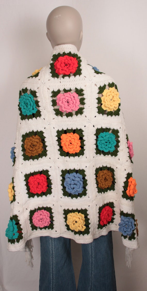 vtg granny square shawl // roses // fringe hem - image 4