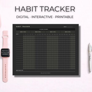 以下が含まれることがあります： 「Habit Tracker」と「Digital, Interactive, Printable」の文字が入った黒い習慣トラッカー。ピンク色のウォーターボトル、ピンク色のスマートウォッチ、シルバーのペン、白いイヤホンも写っています。