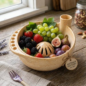 Ciotola per frutti di bosco in ceramica fatta a mano con beccuccio di scarico, scolapasta per frutta, regalo per l'inaugurazione della casa, articoli da cucina in stile cottagecore.