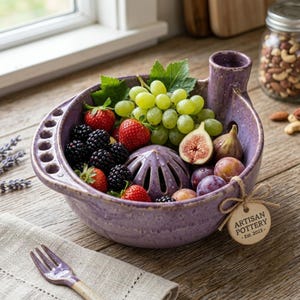 Ciotola per frutti di bosco in ceramica fatta a mano con beccuccio di scarico, scolapasta per frutta, regalo per l'inaugurazione della casa, articoli da cucina in stile cottagecore.