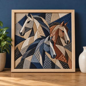 Könnte beinhalten: Ein quadratisches gerahmtes Wandbild mit einer geometrischen Stoffcollage aus drei Pferden. Die Komposition verwendet verschiedene Schattierungen von blau, beige und braun gemusterten Textilien, um die Pferdeformen vor einem dunkelblauen Hintergrund zu bilden.