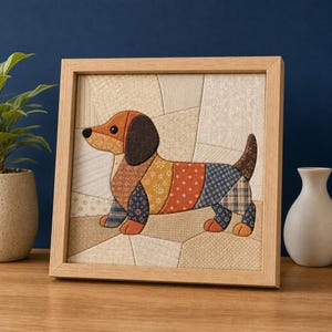 Könnte beinhalten: Ein quadratisches, gerahmtes Stoffkunstwerk mit einem Patchwork-Dackel aus verschiedenen gemusterten Textilien in Braun-, Orange- und Blautönen, vor einem Hintergrund aus neutralen Stoffsegmenten in einem hellen Holzrahmen.