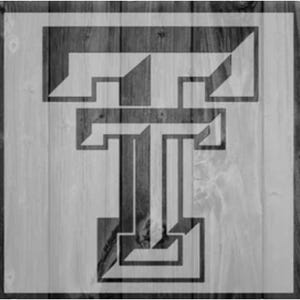 Może przedstawiać: Szablon w skali szarości litery "T" o geometrycznym wzorze. Litera składa się z grubych linii i prostokątnych kształtów, tworząc efekt trójwymiarowości. Szablon umieszczono na drewnianym tle.