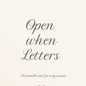 Peut inclure: Fond crème avec l'inscription "Open when Letters" en écriture brune élégante. En dessous, il est écrit "24 notes imprimables pour chaque instant" avec une petite illustration de cœur.
