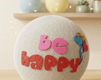 Bolvormige lamp "Be Happy" gemaakt van katoenen draden – decoratieve lamp met tekst voor interieur en als cadeau.
