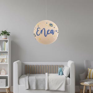 Żyrandol z planetami, gwiazdami i spersonalizowanym imieniem – dekoracyjna lampa wisząca do pokoju dziecięcego