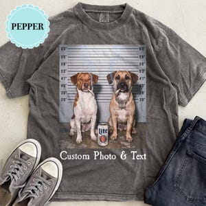 Maglietta personalizzata con foto segnaletica di 2 cani, maglietta divertente con ritratto di animale domestico Comfort Colors, maglietta vintage "Bad Dog", regalo personalizzato per mamme di più cani, maglietta per amanti degli animali