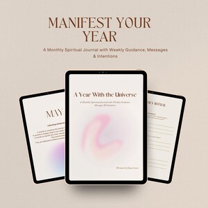 Op de afbeelding: Drie digitale tablets met journaalpagina's. De tekst "MANIFEST YOUR YEAR" staat bovenaan. De middelste tablet leest "A Year With the Universe" en "A Monthly Spiritual Journal". De linkertablet zegt "MAY".