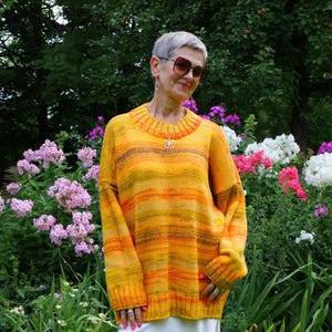 Jersey amarillo de mujer tejido a mano, suéter llamativo de gran tamaño, arte para vestir en cualquier estación, regalo tejido