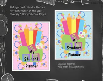 Puede incluir: Dos planificadores estudiantiles coloridos con el texto "My Student Planner". Cada planificador presenta un diseño de lápices y una calculadora. El texto dice: "Temas de calendario aprobados por niños para cada mes del año. Páginas de horarios semanales y diarios."