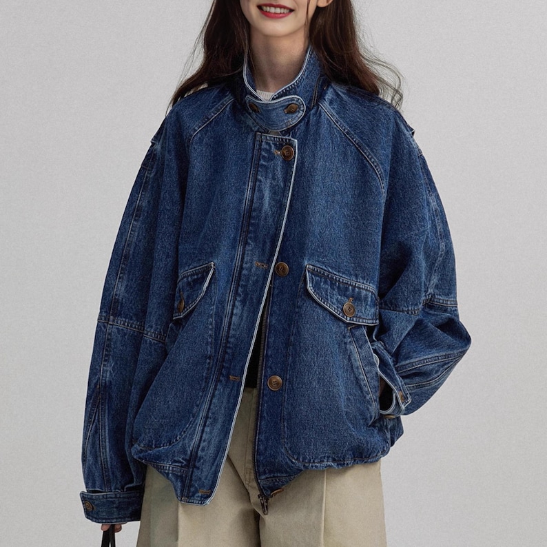 Women's Denim Jacket | Loose-Fit Button Outerwear | Retro Streetwear Style | Y2K Trend

Women’s denim jacket with loose-fit silhouette and button-front design featuring structured pocket detail suitable for streetwear outfits and everyday styling.