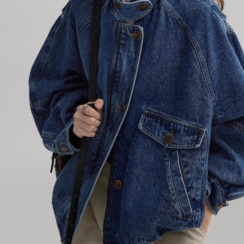 Women's Denim Jacket | Loose-Fit Button Outerwear | Retro Streetwear Style | Y2K Trend

Women’s denim jacket with loose-fit silhouette and button-front design featuring structured pocket detail suitable for streetwear outfits and everyday styling.