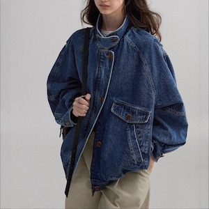 Women's Denim Jacket | Loose-Fit Button Outerwear | Retro Streetwear Style | Y2K Trend

Women’s denim jacket with loose-fit silhouette and button-front design featuring structured pocket detail suitable for streetwear outfits and everyday styling.