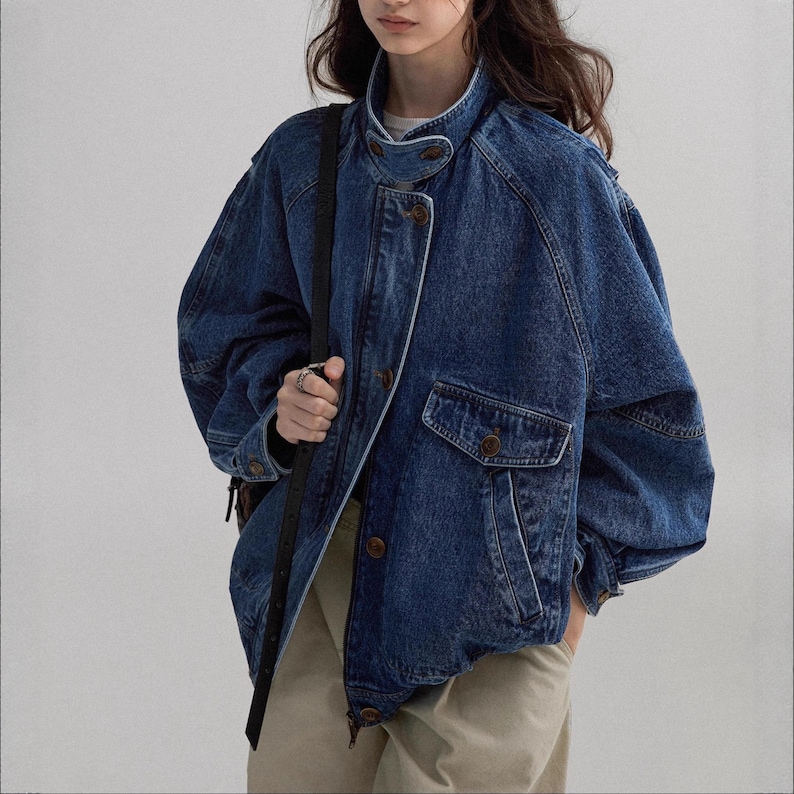 Women's Denim Jacket | Loose-Fit Button Outerwear | Retro Streetwear Style | Y2K Trend

Women’s denim jacket with loose-fit silhouette and button-front design featuring structured pocket detail suitable for streetwear outfits and everyday styling.