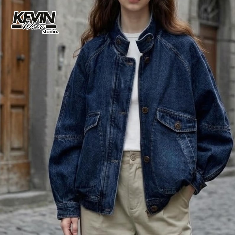Women's Denim Jacket | Loose-Fit Button Outerwear | Retro Streetwear Style | Y2K Trend

Women’s denim jacket with loose-fit silhouette and button-front design featuring structured pocket detail suitable for streetwear outfits and everyday styling.