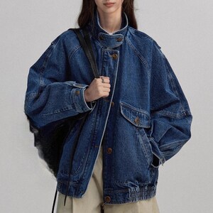 Women's Denim Jacket | Loose-Fit Button Outerwear | Retro Streetwear Style | Y2K Trend

Women’s denim jacket with loose-fit silhouette and button-front design featuring structured pocket detail suitable for streetwear outfits and everyday styling.