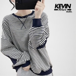 Può includere: Una felpa a righe bianche e blu navy con girocollo e maniche lunghe. I polsini e l'orlo sono blu navy. Il testo "KEVIN Wear studio" è visibile nell'angolo in alto a destra.
