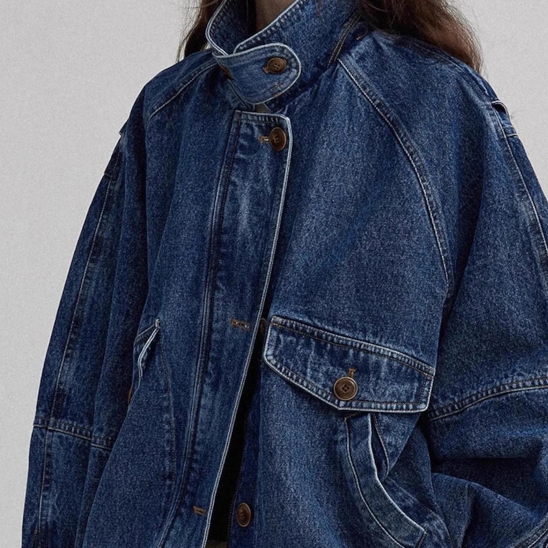 Women's Denim Jacket | Loose-Fit Button Outerwear | Retro Streetwear Style | Y2K Trend

Women’s denim jacket with loose-fit silhouette and button-front design featuring structured pocket detail suitable for streetwear outfits and everyday styling.