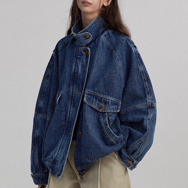Women's Denim Jacket | Loose-Fit Button Outerwear | Retro Streetwear Style | Y2K Trend

Women’s denim jacket with loose-fit silhouette and button-front design featuring structured pocket detail suitable for streetwear outfits and everyday styling.
