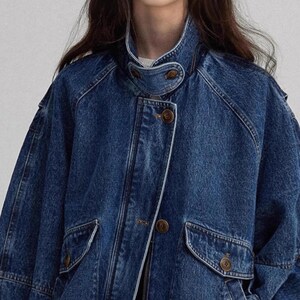 Women's Denim Jacket | Loose-Fit Button Outerwear | Retro Streetwear Style | Y2K Trend

Women’s denim jacket with loose-fit silhouette and button-front design featuring structured pocket detail suitable for streetwear outfits and everyday styling.