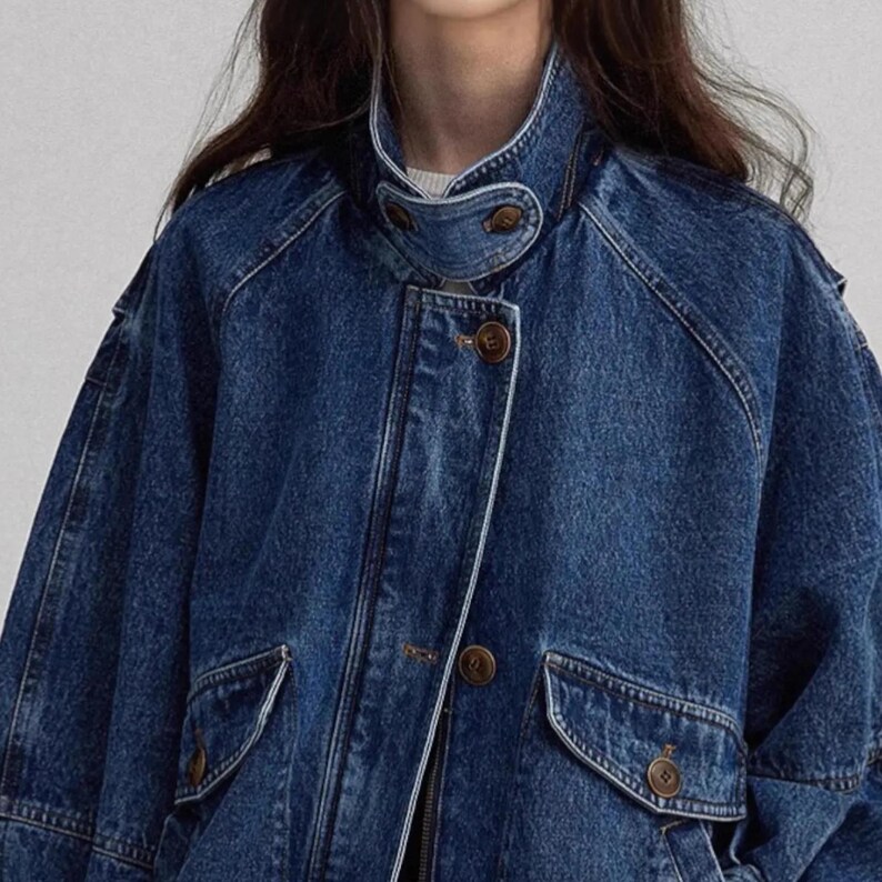 Women's Denim Jacket | Loose-Fit Button Outerwear | Retro Streetwear Style | Y2K Trend

Women’s denim jacket with loose-fit silhouette and button-front design featuring structured pocket detail suitable for streetwear outfits and everyday styling.