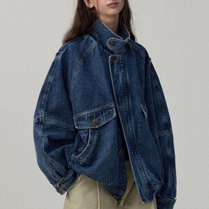 Women's Denim Jacket | Loose-Fit Button Outerwear | Retro Streetwear Style | Y2K Trend

Women’s denim jacket with loose-fit silhouette and button-front design featuring structured pocket detail suitable for streetwear outfits and everyday styling.