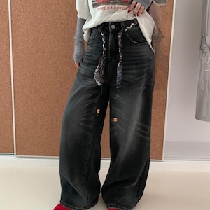 Wide Leg Jeans | Casual Loose Straight Denim | Daily Wear | Y2K Streetwear Style

Vintage wide jeans with minimal korean style