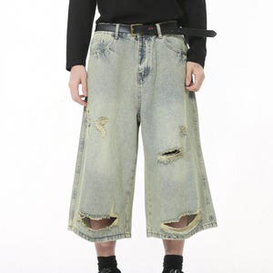 Ripped Denim Jorts | Wide Leg Cropped Pants | Daily Wear | Y2K Streetwear Style

Wide leg ripped denim shorts with distressed details in oversized Y2K streetwear style.