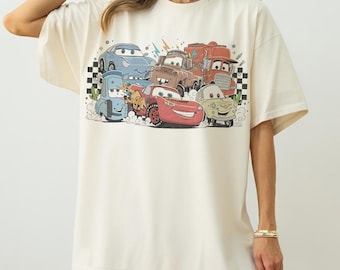 Camiseta de la película Cars de Radiator Springs con colores retro y confort, Rayo McQueen, Cars de Disney y Viaje familiar a Disney.