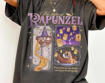 ラプンツェルの運命 コンフォートカラーシャツ、WDW ロングヘアプリンセスTシャツ、塔の中で一人で座っていた、ファミリーテーマパークシャツ、ディズニーバケーション