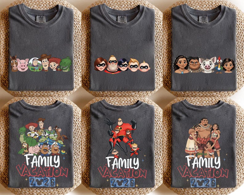 以下が含まれることがあります： さまざまな漫画のキャラクターデザインが施された、6枚のチャコールグレーのTシャツ。シャツには、トイ・ストーリー、インクレディブル、モアナのキャラクターが登場します。各シャツには、白と赤で「Family Vacation 2026」と書かれています。