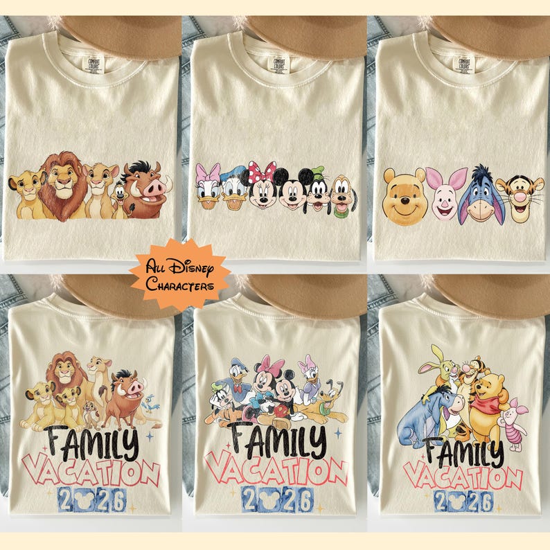 以下が含まれることがあります： 様々なディズニーキャラクターのデザインが施された、クリーム色のTシャツ。ライオンキング、ミッキーマウス、くまのプーさんのキャラクターが描かれています。一部のシャツには「Family Vacation 2026」の文字が入っています。