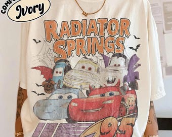 Koszulka Retro Radiator Springs na Halloween, Koszulka z dynią Lightning McQueen, Koszulka Disney Auta na Halloween, Rodzinna wycieczka Disney 2026, Impreza halloweenowa