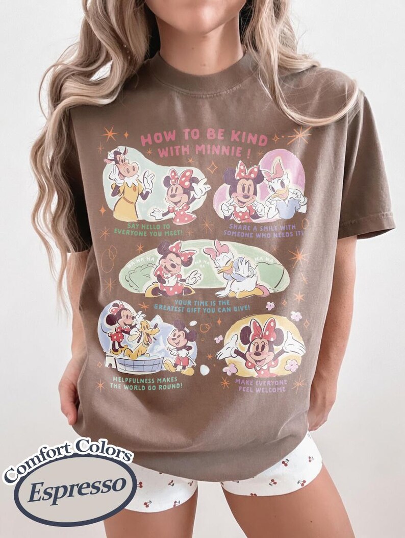 Puede incluir: Camiseta color espresso con un gr&aacute;fico de Minnie Mouse y sus amigos. La camiseta tiene el texto "HOW TO BE KIND WITH MINNIE!" y otras frases como "Say hello to everyone you meet!" y "Share a smile with someone who needs it!"