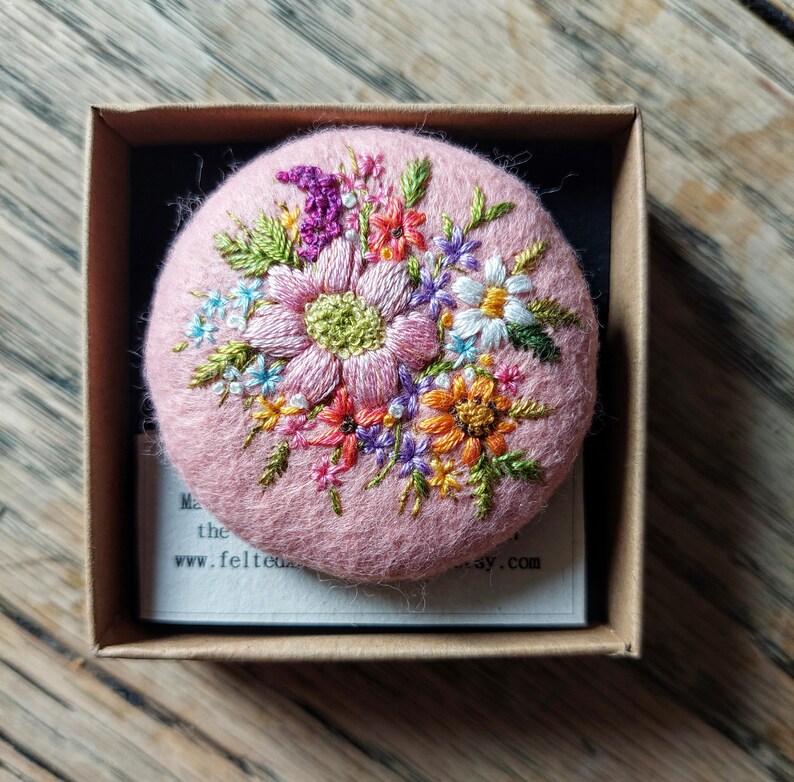 Hand embroidered felt brooch/ Recycled Brooch/Floral brooch zdjęcie 2