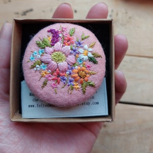 Hand embroidered felt brooch/ Recycled Brooch/Floral brooch zdjęcie 5