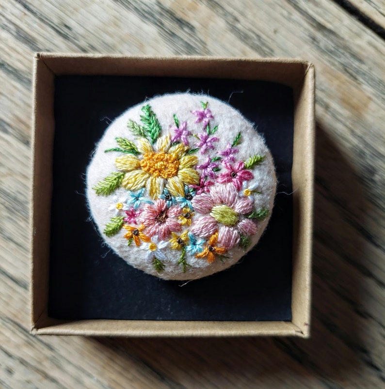 Hand embroidered felt brooch/ Recycled Brooch/Floral brooch zdjęcie 4