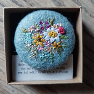 Hand embroidered felt brooch/ Recycled Brooch/Floral brooch zdjęcie 3