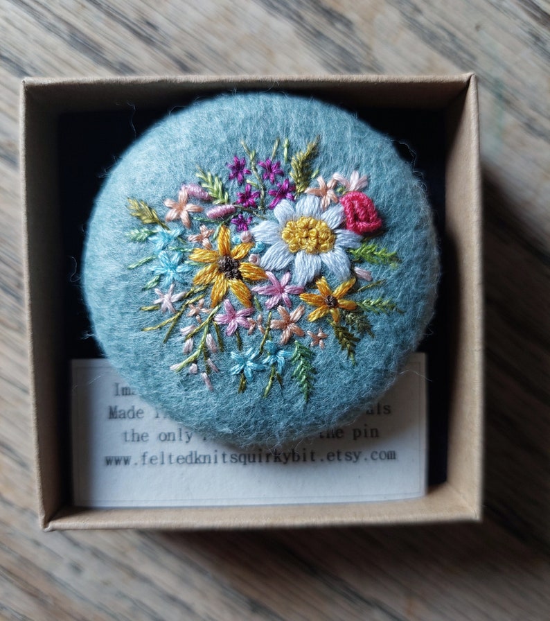 Hand embroidered felt brooch/ Recycled Brooch/Floral brooch zdjęcie 3