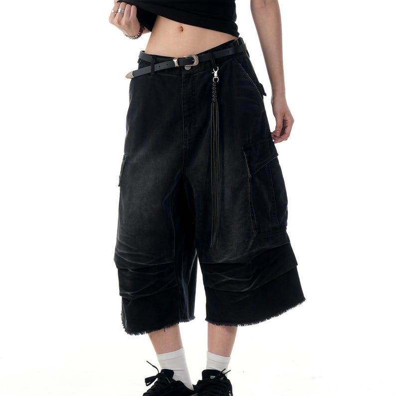 Pleated Denim Jorts | Vintage Wide Leg Shorts | Daily Wear | Retro Y2K Streetwear

Pleated denim jorts for men with a vintage washed finish and loose wide leg fit, styled for Y2K streetwear and casual summer outfits.