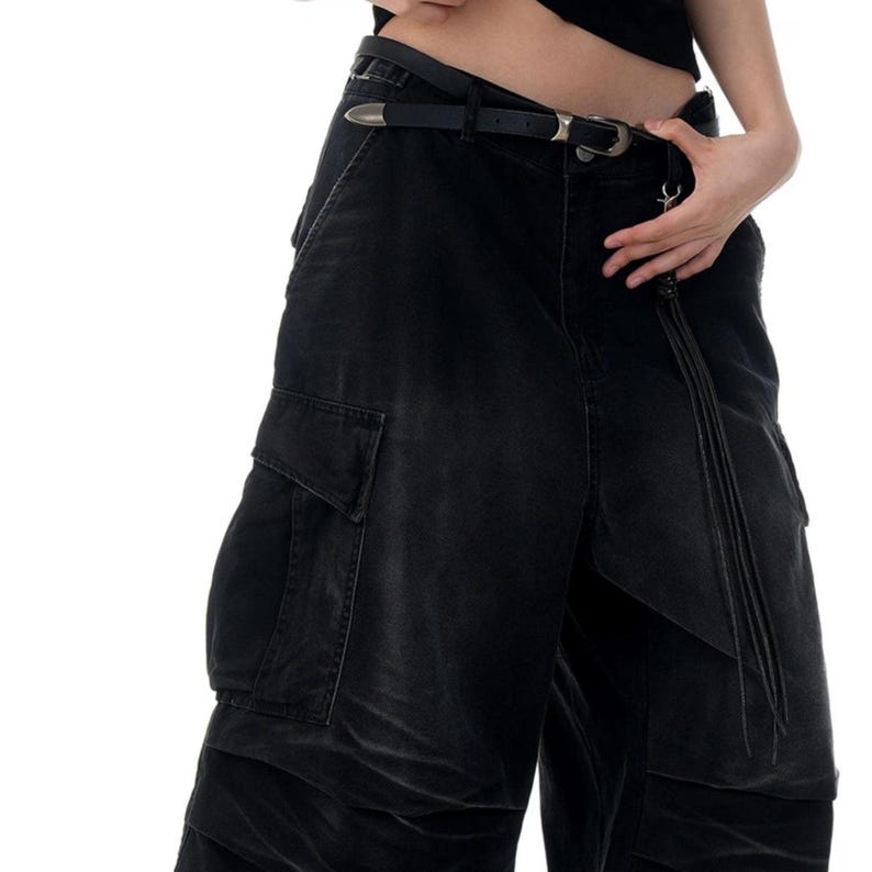 Pleated Denim Jorts | Vintage Wide Leg Shorts | Daily Wear | Retro Y2K Streetwear

Pleated denim jorts for men with a vintage washed finish and loose wide leg fit, styled for Y2K streetwear and casual summer outfits.