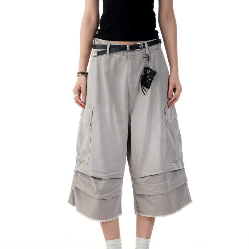 Pleated Denim Jorts | Vintage Wide Leg Shorts | Daily Wear | Retro Y2K Streetwear

Pleated denim jorts for men with a vintage washed finish and loose wide leg fit, styled for Y2K streetwear and casual summer outfits.