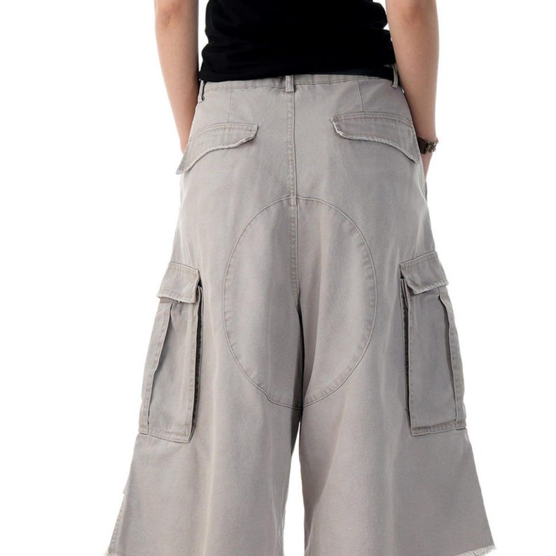 Pleated Denim Jorts | Vintage Wide Leg Shorts | Daily Wear | Retro Y2K Streetwear

Pleated denim jorts for men with a vintage washed finish and loose wide leg fit, styled for Y2K streetwear and casual summer outfits.
