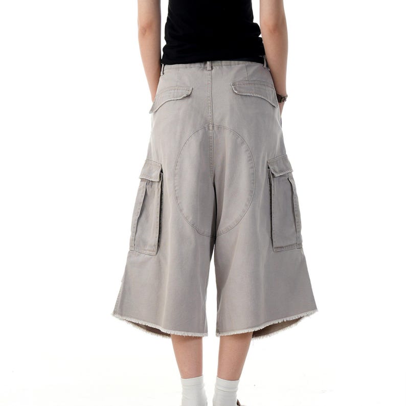 Pleated Denim Jorts | Vintage Wide Leg Shorts | Daily Wear | Retro Y2K Streetwear

Pleated denim jorts for men with a vintage washed finish and loose wide leg fit, styled for Y2K streetwear and casual summer outfits.
