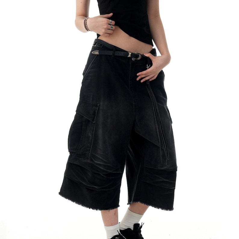 Pleated Denim Jorts | Vintage Wide Leg Shorts | Daily Wear | Retro Y2K Streetwear

Pleated denim jorts for men with a vintage washed finish and loose wide leg fit, styled for Y2K streetwear and casual summer outfits.
